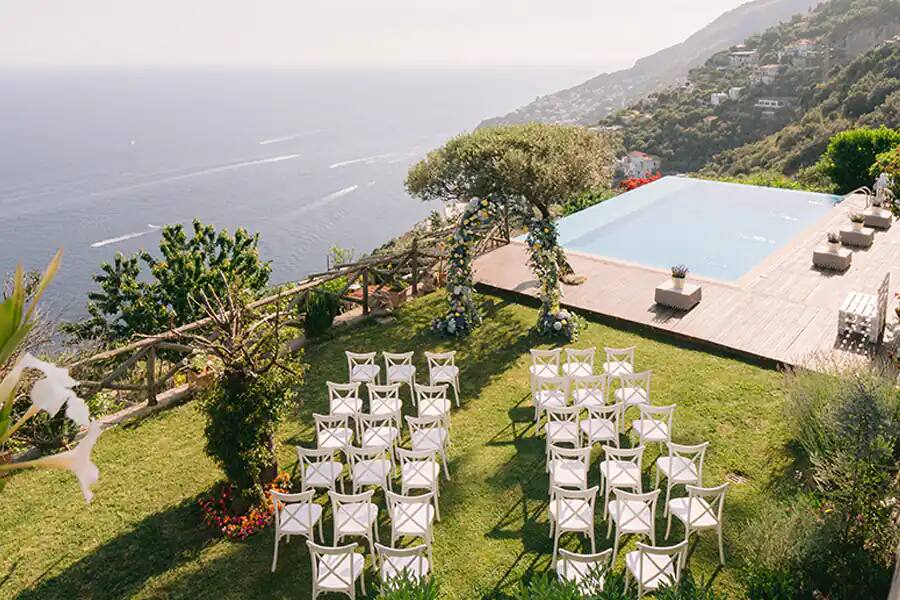 Cerimonia a bordo della piscina a sfioro, vista dall’alto