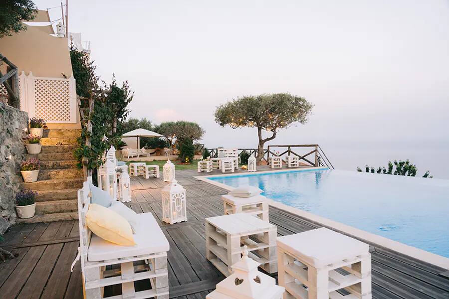 La piscina all’imbrunire, illuminata dalle lanterne