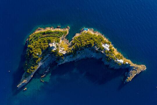 The houses of the Monazeni in the fjord, tied to the legend of the Janare, and Li Galli, the mythical islands of the Sirens.