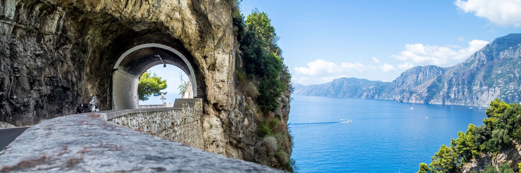 Il paese di Furore sparso sul pendio sopra il fiordo