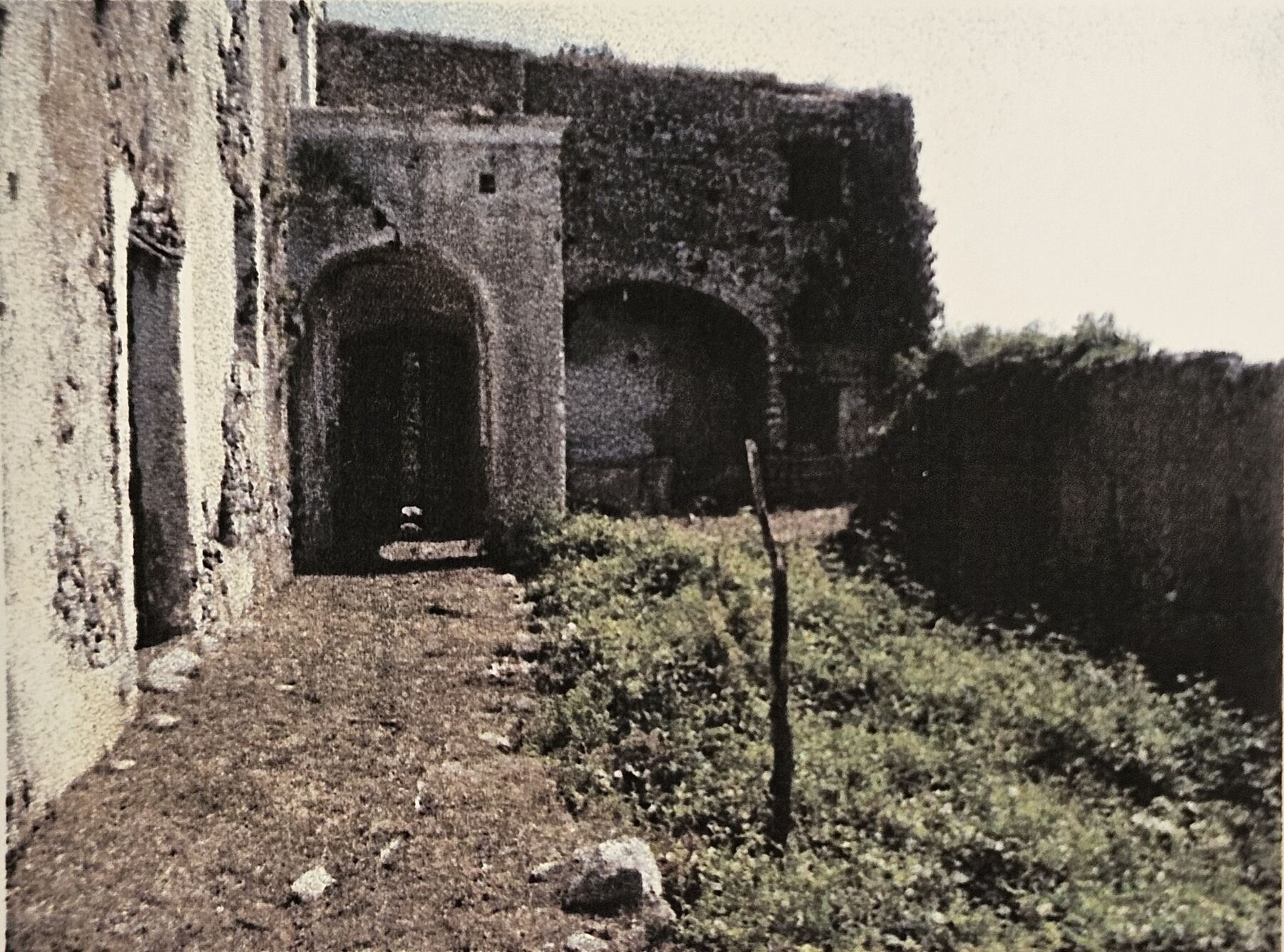 Le mura storiche e le terrazze della villa