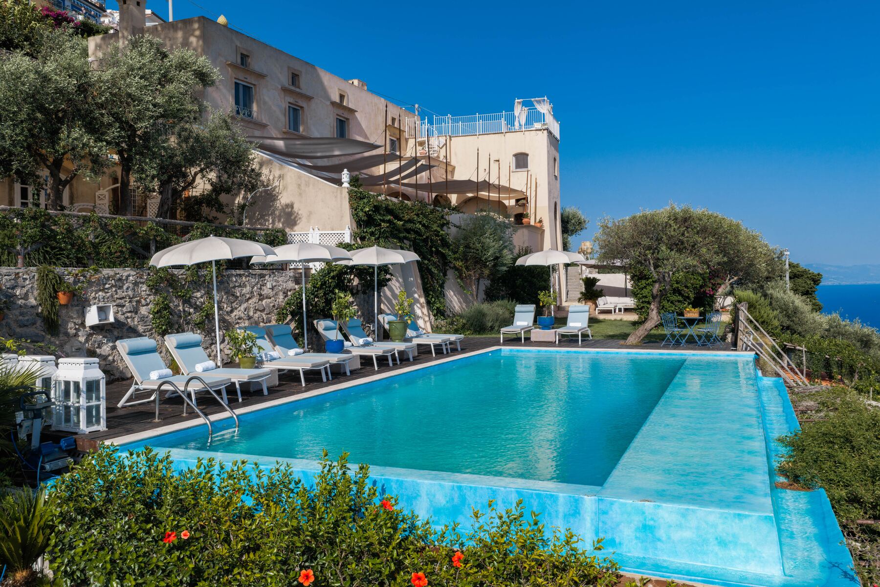 La piscina a sfioro di Divino Maniero, affacciata sulla Costiera Amalfitana