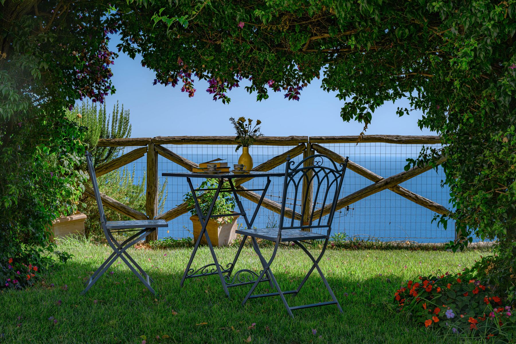 Una tavola nel giardino della villa, affacciata sul mare